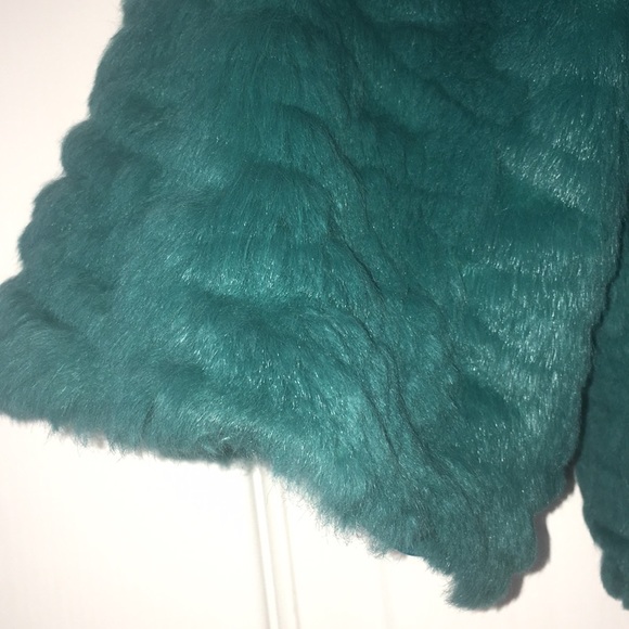 Rabbit cropped teal vest - Picture 3 of 5